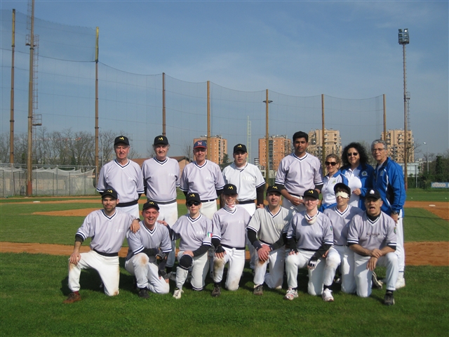 Il gruppo con tutti i tuoni al Derby giocato al Diamante Kennedy il 4 aprile 2011.